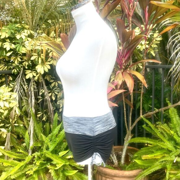 Athleta Contrast Runched Active Shorts - Picture 4 of 10